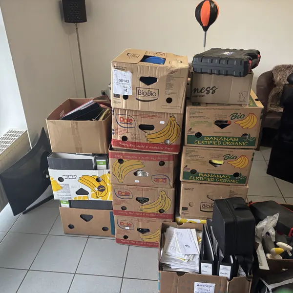 Gestapelte Umzugskartons in einer Wohnung