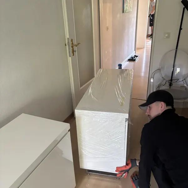 Montage eines weißen Sideboards