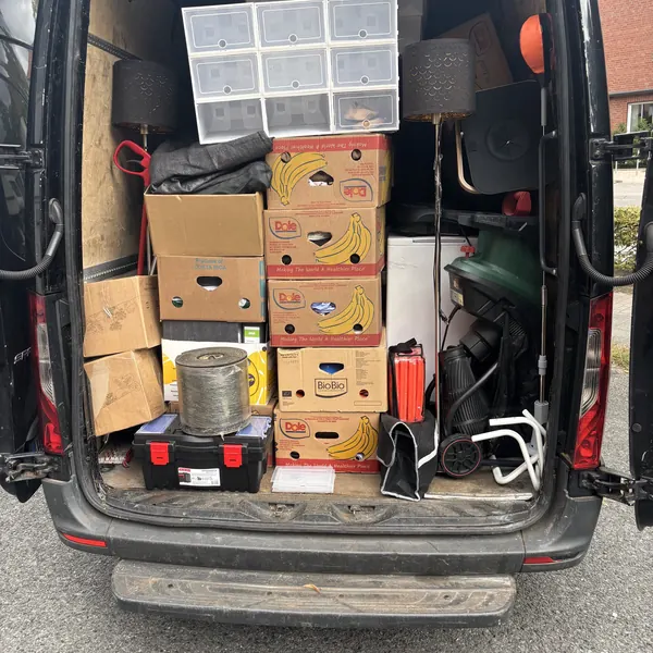 Voll beladener Transporter bei einem Umzug