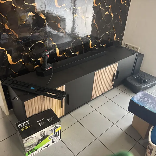 Abbau einer TV-Wand vor dem Umzug